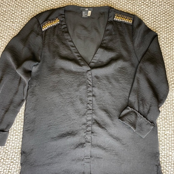 🛍️ $5 SALE - H&M Black 3/4 Sleeve Blouse with Tri Metal Stud Detail - Picture 1 of 2